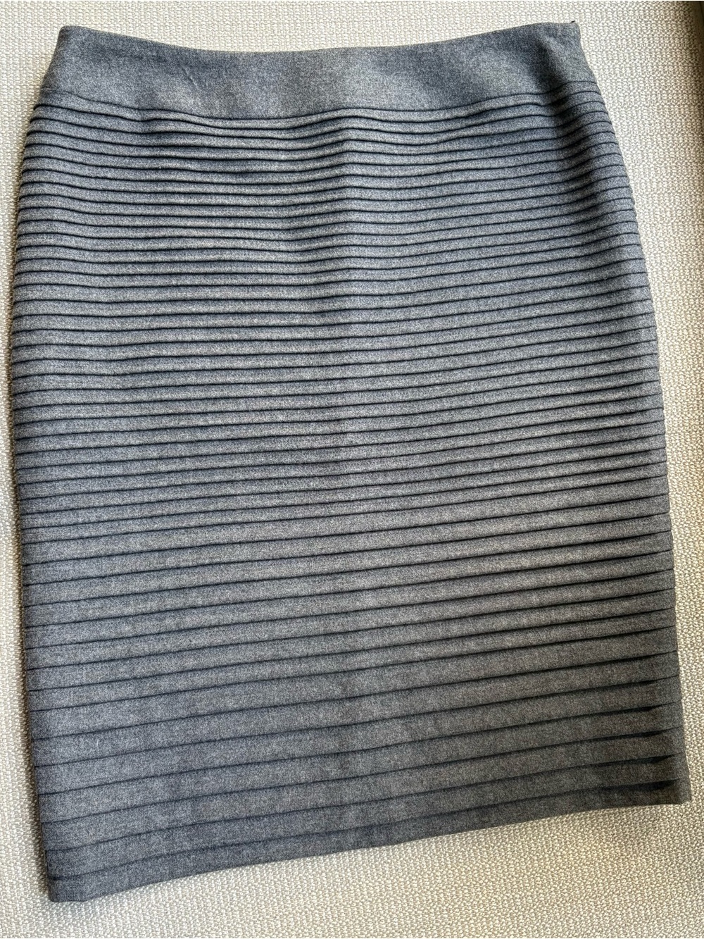 ESCADA. Gray Ribbed Pencil Skirt - size EUR40.side zipper